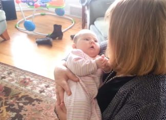 Bestemoren synger for sitt barnebarn. Se den utrolige reaksjonen på babyen.