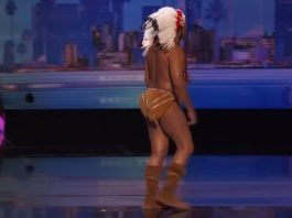 Publikum venter spent når Christopher (54) plutselig går av scenen under Americas Got a Talent!