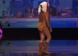 Publikum venter spent når Christopher (54) plutselig går av scenen under Americas Got a Talent!