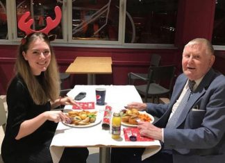 Han fortalte kassadama at kona var død. En uventet invitasjon ga smilet tilbake!