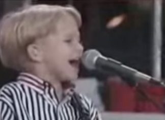 4-åringen kommer ut på scenen med trekkspillet sitt. Publikum blir i ekstase!