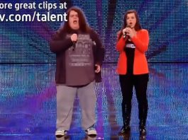 Dommerne fniser av venneparet. Sekunder etterpå er både dommerne og publikum målløse!