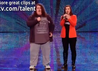 Dommerne fniser av venneparet. Sekunder etterpå er både dommerne og publikum målløse!