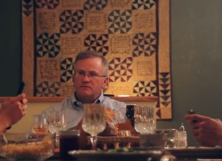 Kjenner du noen som sitter for mye på mobiltelefonen? Se farens reaksjon!