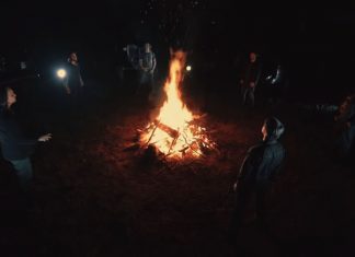 6 menn står i en ring rundt bålet. Når de begynner å synge får jeg gåsehud!