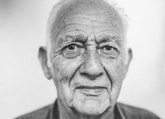 Moren kaster ut sin homofile sønn. Se bestefarens reaksjon!