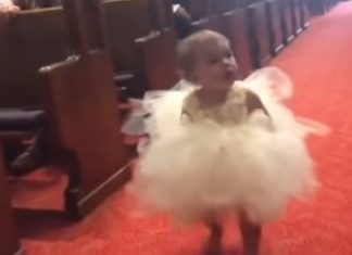 Den lille brudepiken leter etter et kjent ansikt. Se reaksjonen når hun ser brudgommen!