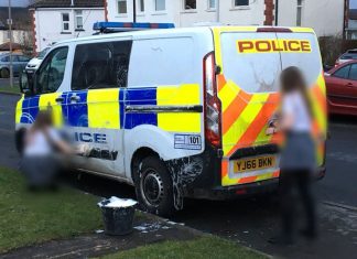 Tenåringene kastet egg på politibilen – Det endte nok ikke som planlagt.