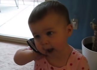 Barn lærer fort av oss voksne. Se klippet som har fått millioner til å le!