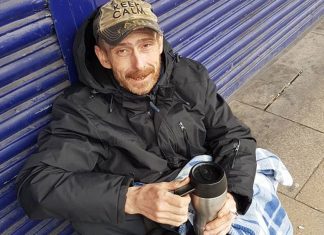Uteliggeren fant en bag i telefonkiosken. Så gjør han noe som forandrer livet hans!