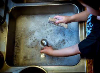 Forskning: Flere positive sider ved at barn hjelper til i hjemmet!