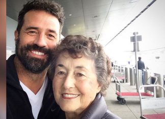 Moren tok vare på sin syke mann i 20 år. Når han dør gir sønnen henne en utrolig overraskelse!