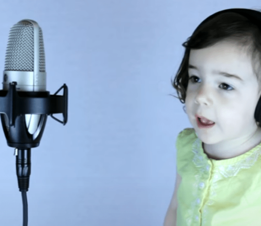 Denne faren tar med sin 3 år gamle datter i studioet. En slik versjon av A-ha har du aldri sett!