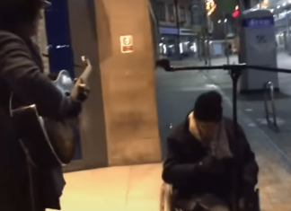 Se den hjemløse mannen spørre om han kan synge med gatemusikanten. Rørende!
