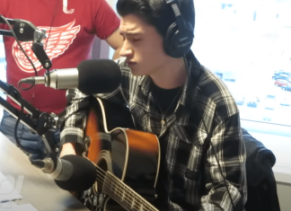 16-åringen overrasker alle når han synger sangen til Elvis