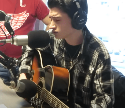 16-åringen overrasker alle når han synger sangen til Elvis