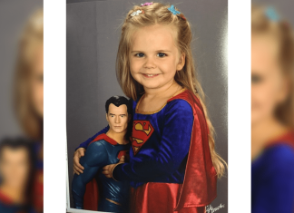 Datteren (3) får velge klær før fotografering i barnehagen. Nå deles bildet over hele verden.