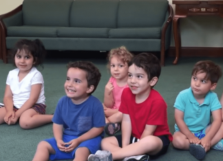 Den lille guttens latter har tatt nettet med storm. Dette sprer glede!