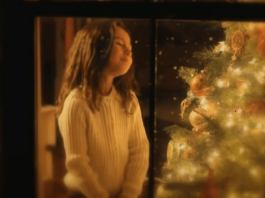 Den 7 år gamle jenta hedrer moren med sangen “Blue Christmas” av Elvis