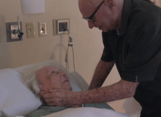 Ektemannen synger en siste sang for sin kone på 93 år