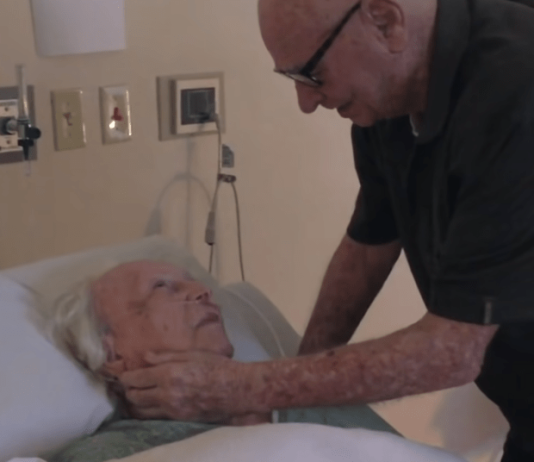 Ektemannen synger en siste sang for sin kone på 93 år