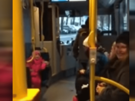 Se hva bussjåføren gjør når den vesle jenta synger på bussen…