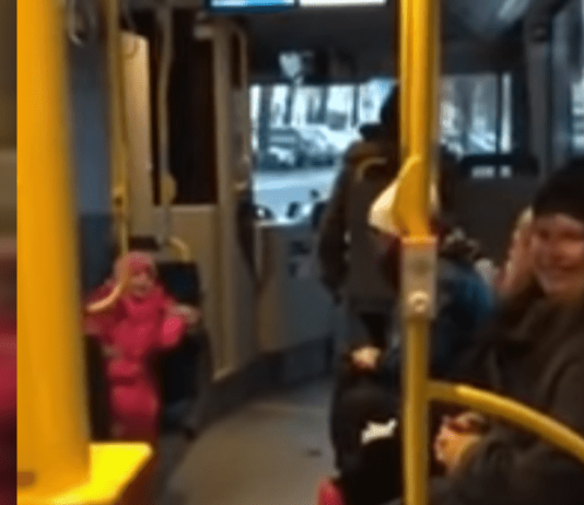 Se hva bussjåføren gjør når den vesle jenta synger på bussen…